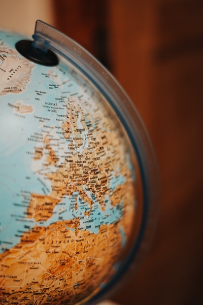 白棕色花圆形容器